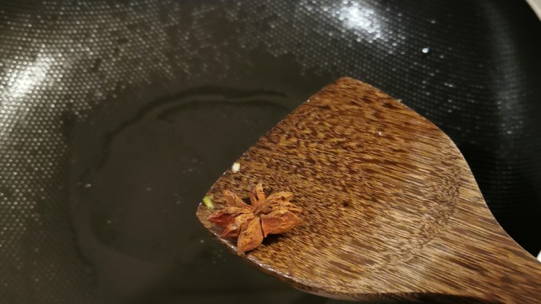 青椒土豆片,再起油锅,加入一汤匙食用油,放入<a style='color:red;display:inline-block;' href='/shicai/ 695'>八角</a>炒出香味。