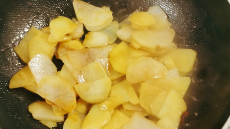 青椒土豆片,翻炒均匀,入味,根据家人口味适当添加盐量。