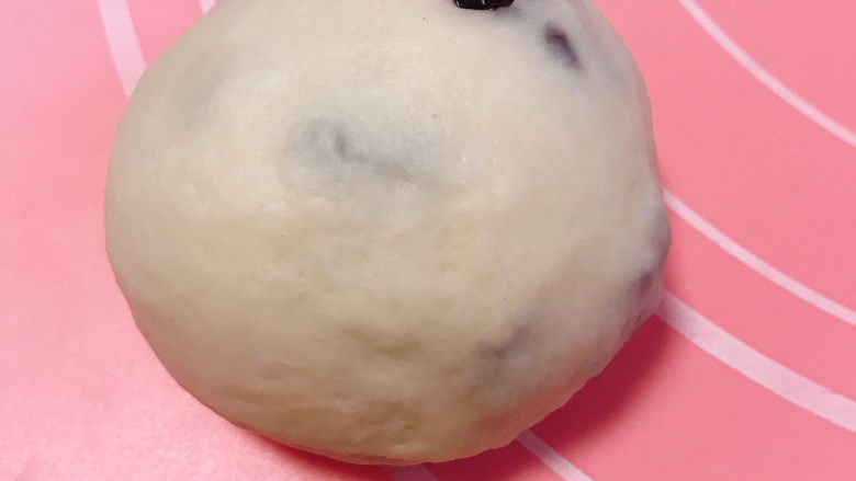 酒浸蔓越莓软欧,8、浸泡过的蔓越莓(或提子)加到面团里面,揉均匀,盖上保鲜膜,室温发酵一个小时