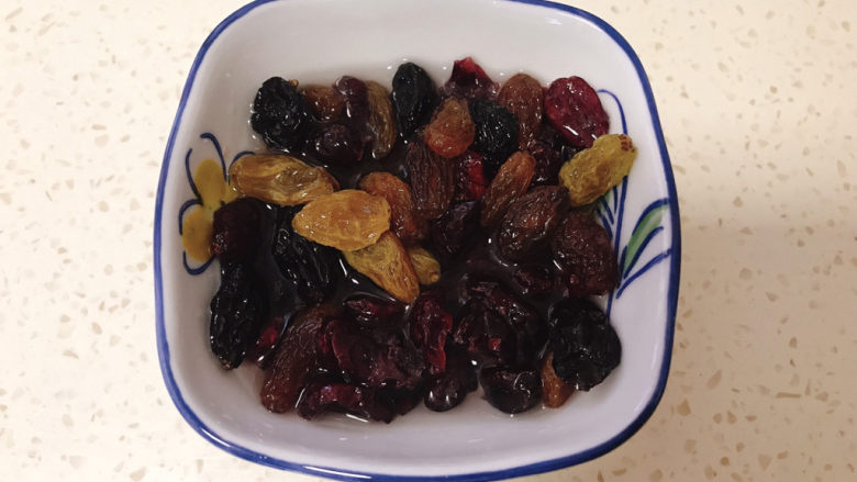 酒浸蔓越莓软欧,2、蔓越莓或者提子,也可以混在一起,用白酒浸泡三个小时左右。