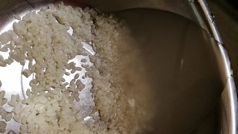 玉米南瓜粥,洗2遍洗去浮灰。(不要用力搓,会使米的营养流食)