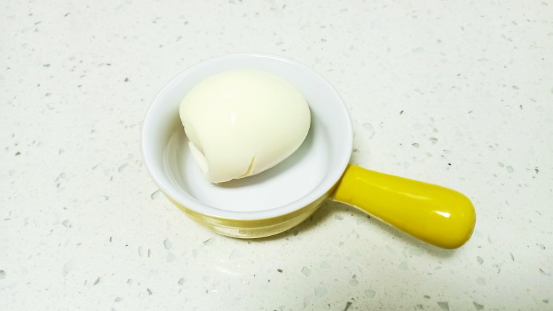 酸豆角鸡蛋面,<a style='color:red;display:inline-block;' href='/shicai/ 9'>鸡蛋</a>煮熟去皮