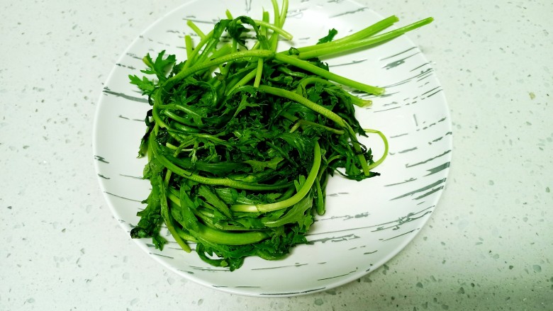 酸豆角鸡蛋面,<a style='color:red;display:inline-block;' href='/shicai/ 134'>茼蒿</a>冲洗干净