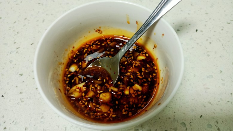 酸豆角鸡蛋面,上述调料盛入碗中 搅拌均匀