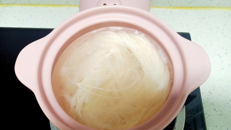 酸豆角鸡蛋面,锅中放入清水 水开后放入面条