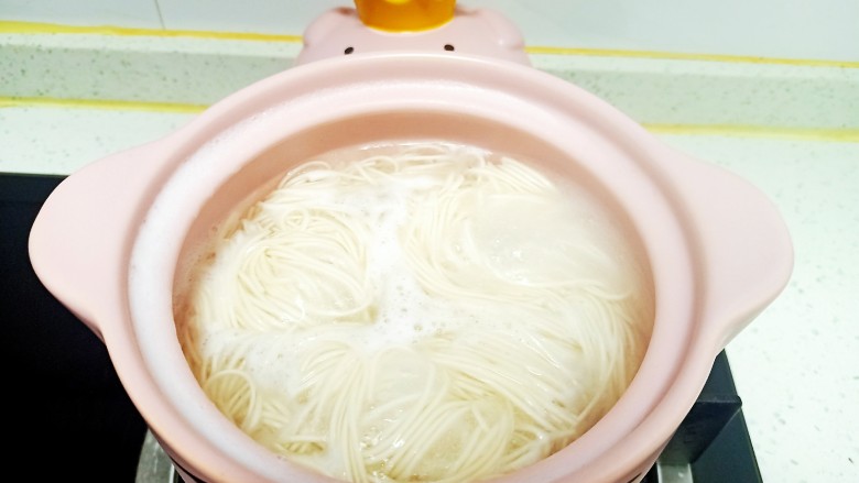 酸豆角鸡蛋面,面条煮至断生
