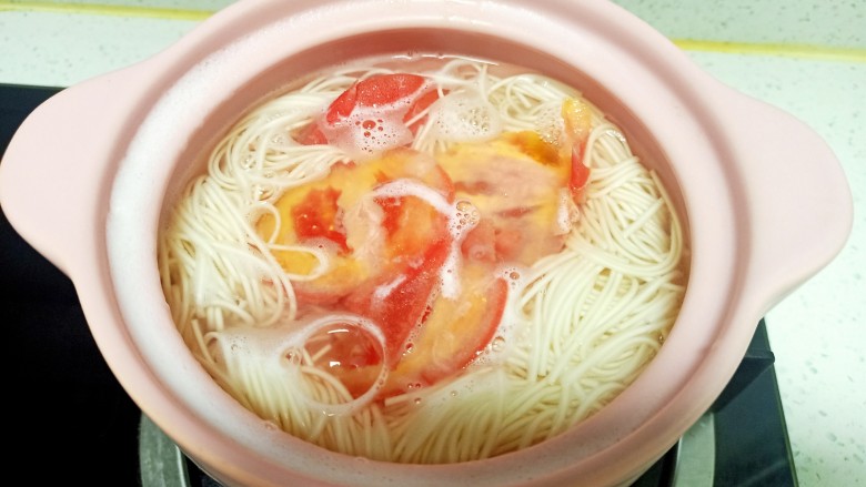 酸豆角鸡蛋面,放入西红柿