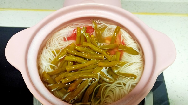 酸豆角鸡蛋面,放入酸豆角 