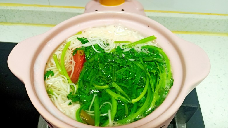 酸豆角鸡蛋面,煮至茼蒿断生