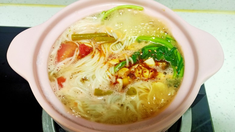 酸豆角鸡蛋面,倒入料汁