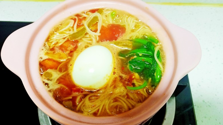 酸豆角鸡蛋面,搅拌均匀 放入鸡蛋