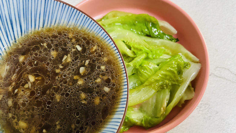 蒜蓉生菜,浇上蒜蓉酱即可