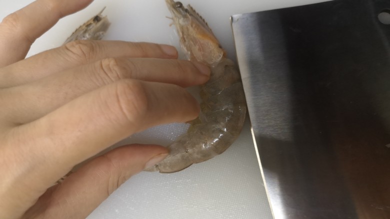 红烧虾,虾背部切切一下(小心刀,也可不开随喜好)