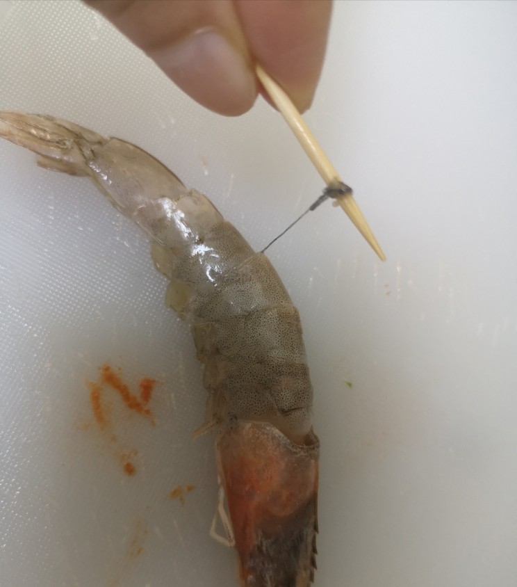 红烧虾,用牙签把虾肠挑出