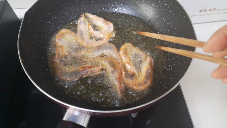 红烧虾,油温升高小心放虾入油锅内炸