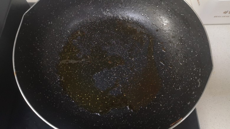 红烧虾,锅内留2勺油约10g,开火油温升高