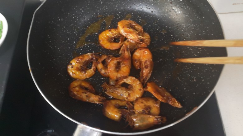 红烧虾,放入炸好的虾炒4-6下。立即转中火