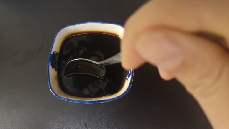 红烧虾,把准备好的酱汁再搅拌均匀