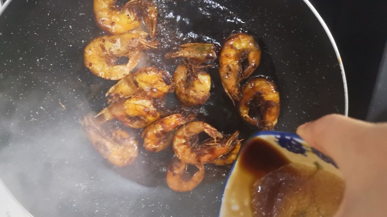 红烧虾,从锅的边绕圈倒入入调好的酱汁,