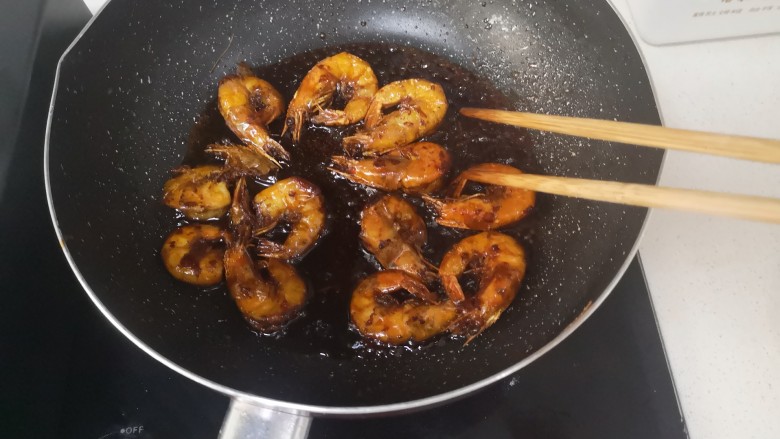 红烧虾,大炒炒均匀,上色