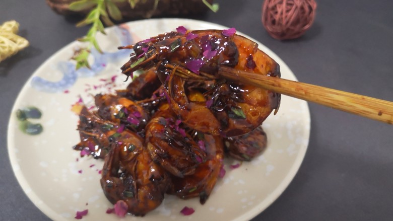 红烧虾,吃上一口酥香甜中带咸。连虾壳都可以吃掉哦