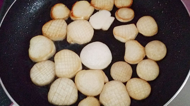 黑胡椒牛排调味酱煎杏鲍菇,4.开中火慢慢煎,遇热易出水收缩都是正常的,底面煎黄后翻一面继续