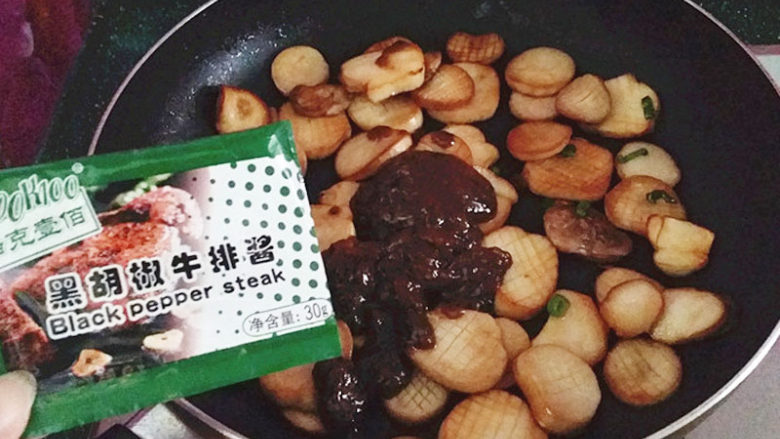 黑胡椒牛排调味酱煎杏鲍菇,6.接着挤入黑胡椒牛排酱,它复合型酱料有底味,就不用放其它调料了