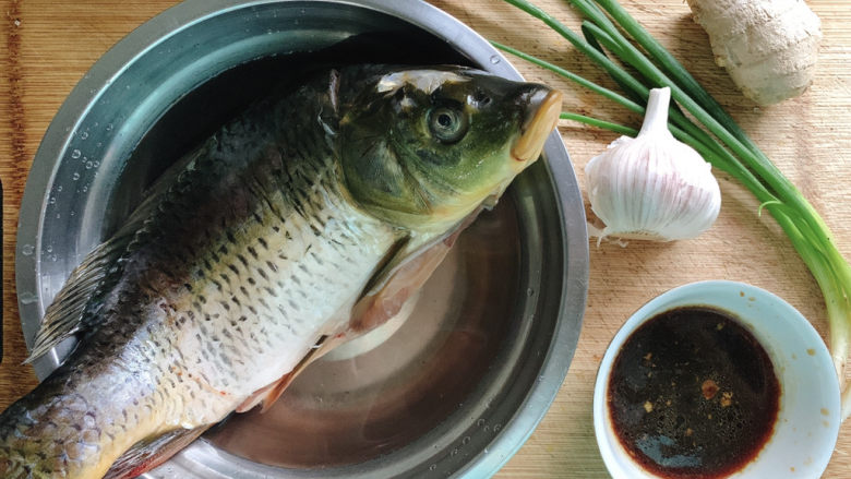 红烧鲢鱼,食材如图,所示示意。