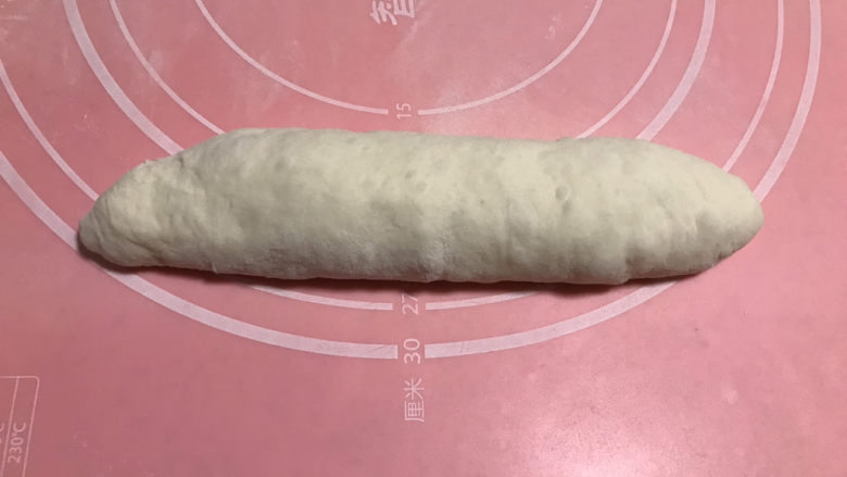 家庭版法棍,卷起来,收口收紧,搓长,这会时候可能会有点回缩,能搓多长就搓多长,依次搓完,再从第一个再搓一遍,搓到想要的长度。
