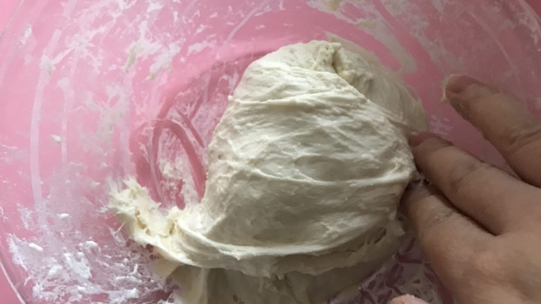 家庭版法棍,用手抻拉折叠约一分钟,继续发酵半个小时