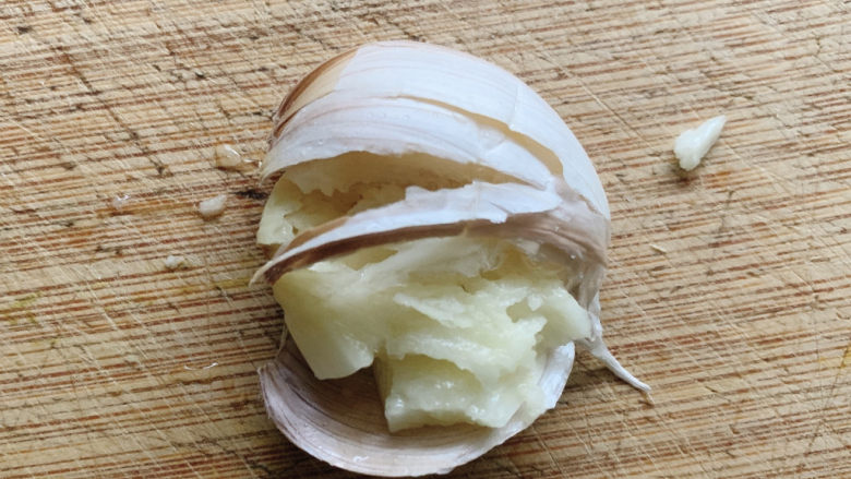 红烧南瓜,一至两颗蒜头拍碎,去皮。