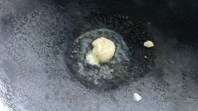 红烧南瓜,锅烧热油,加入蒜瓣爆香。