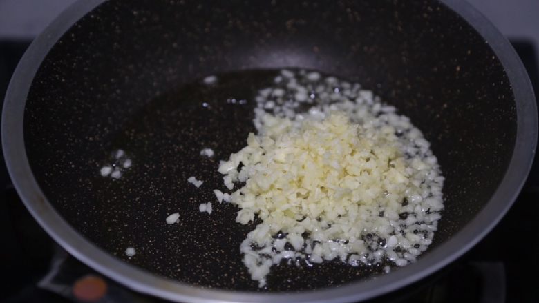 蒜蓉生菜,锅里烧热油,下蒜末