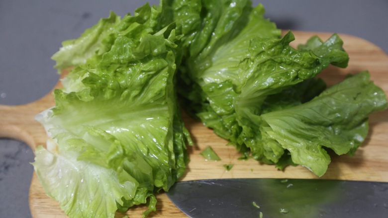 蒜蓉生菜,捞出,将大片叶子切段