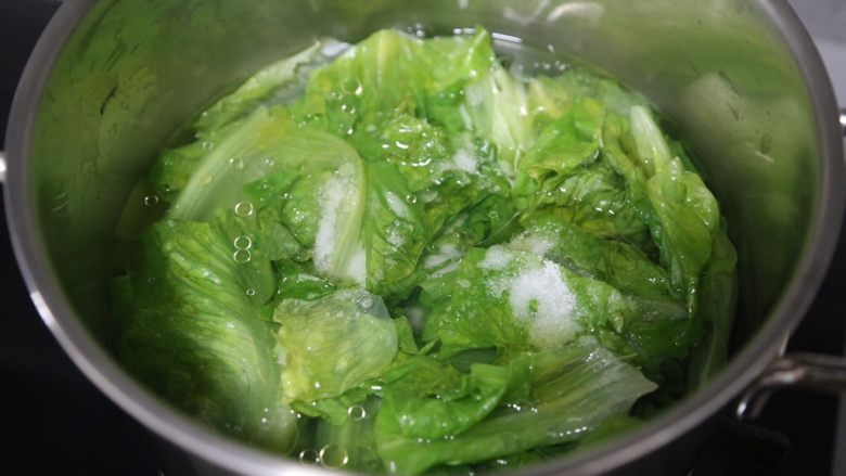 蒜蓉生菜,汤锅烧开热水,倒入少许食用油和盐,下生菜