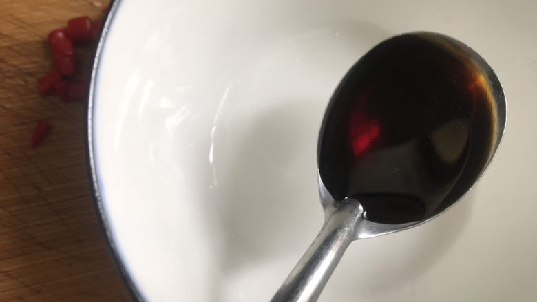 蒜蓉生菜,再来调料汁,碗中加入一勺<a style='color:red;display:inline-block;' href='/shicai/ 788'>生抽</a>