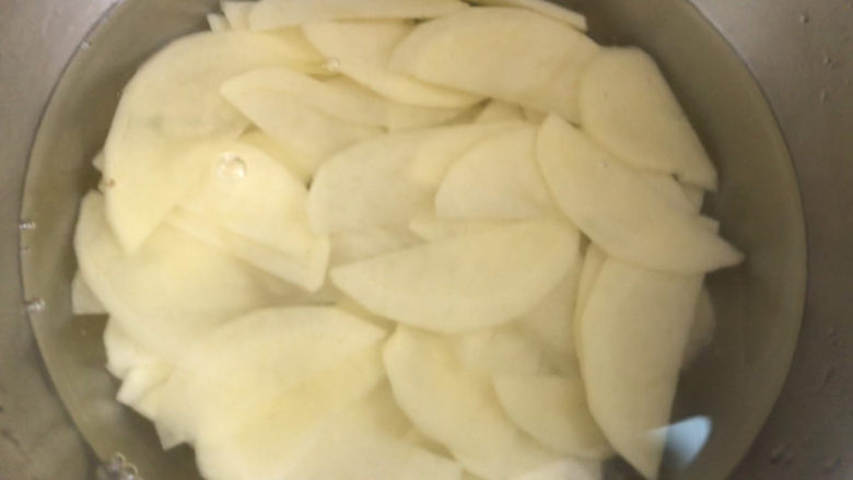 青椒土豆片,洗去淀粉后泡在清水里,防止氧化发黑