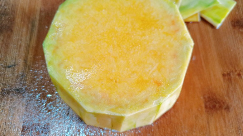 红烧南瓜,清洗干净,去皮