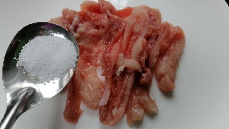 毛豆炒肉丝,加入少许盐