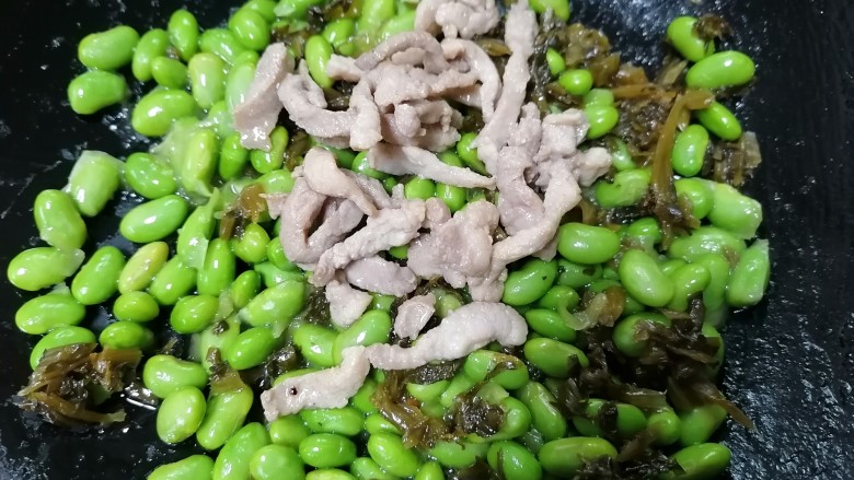 毛豆炒肉丝,翻炒片刻后放入肉丝翻炒