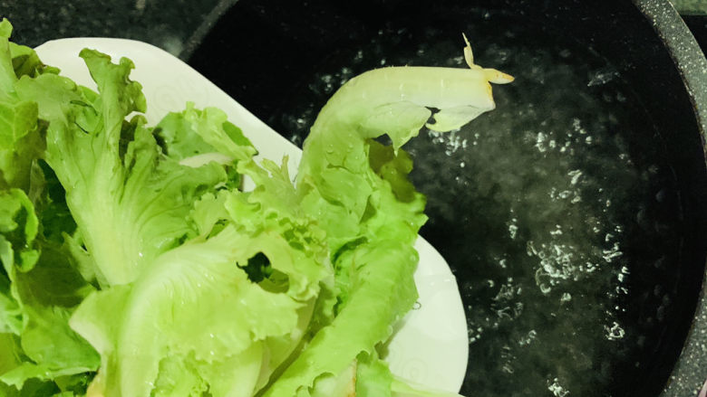 蒜蓉生菜,保持大火,加入生菜