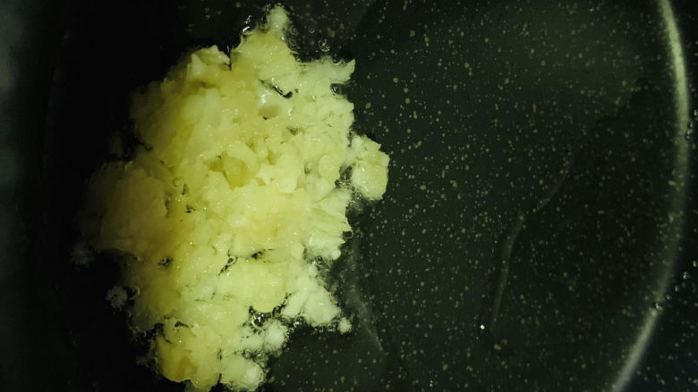 蒜蓉生菜,锅加食用油,中小火,加入蒜蓉