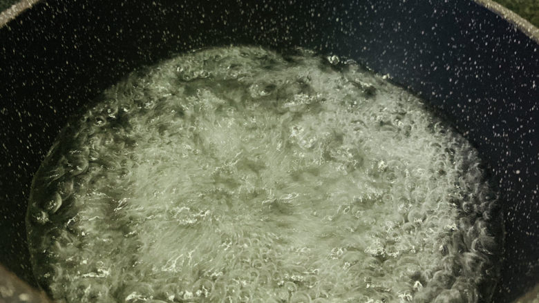 蒜蓉生菜,锅里加清水,加少许盐,少许油,大火煮开