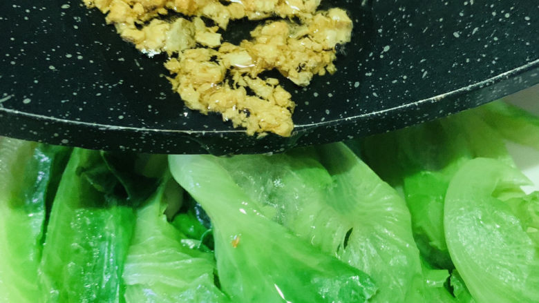 蒜蓉生菜,浇在生菜上,再浇上调料