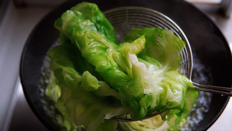 包菜炒粉丝,圆白菜焯烫至变色,微微透明状捞出,晾凉。