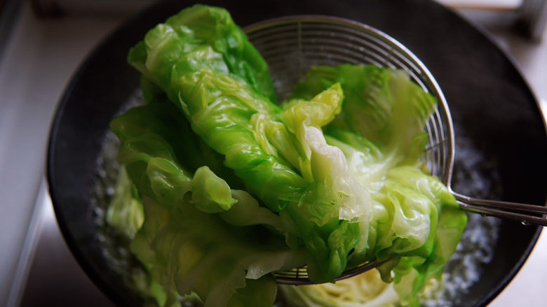 包菜炒粉丝,圆白菜焯烫至变色，微微透明状捞出，晾凉。