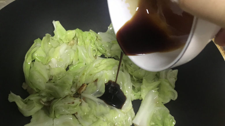 包菜炒粉丝,炒至包菜变软时倒入料汁,如果觉得口味淡的,可以酌情加点盐