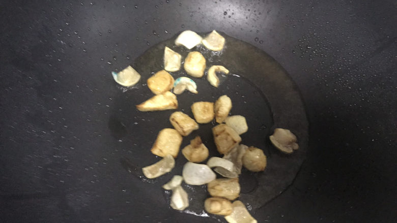 包菜炒粉丝,锅烧热不用放油,直接把肥肉放入锅中,小火煸炒出猪油