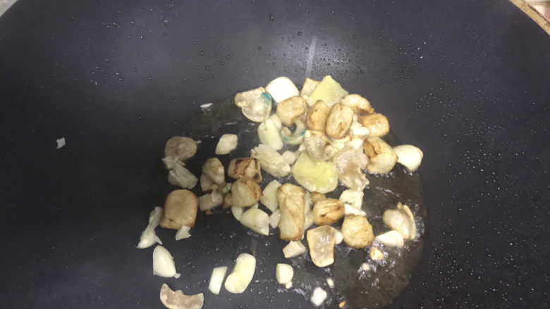包菜炒粉丝,然后下入姜片,大蒜炒香