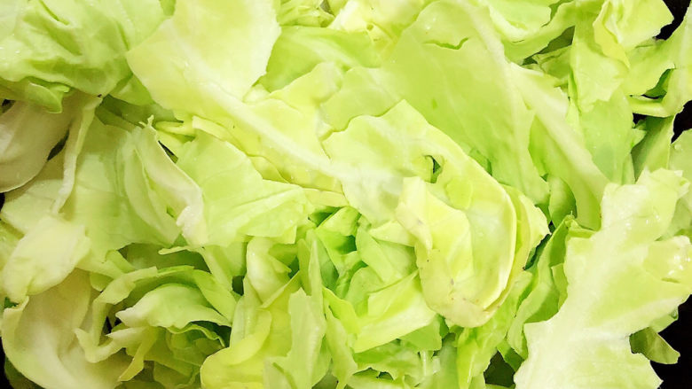 糖醋包菜,放入包菜,翻炒均匀。